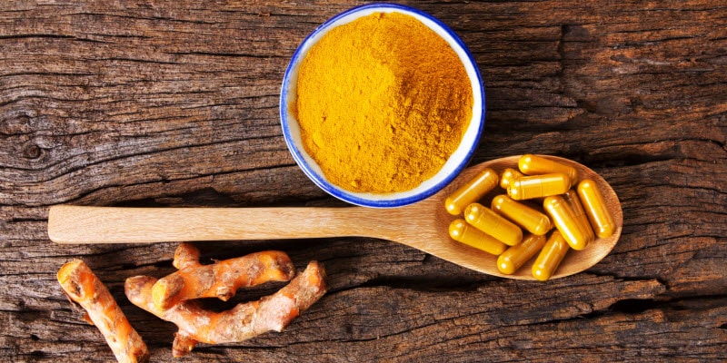 El extracto de cúrcuma es valorado por sus numerosos beneficios para la salud. La cúrcuma es derivado del rizoma de la planta Curcuma longa